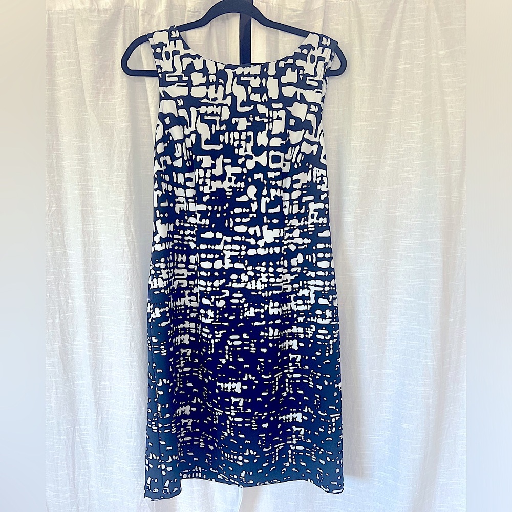 Classic size 10 dress that be worn most seasons.